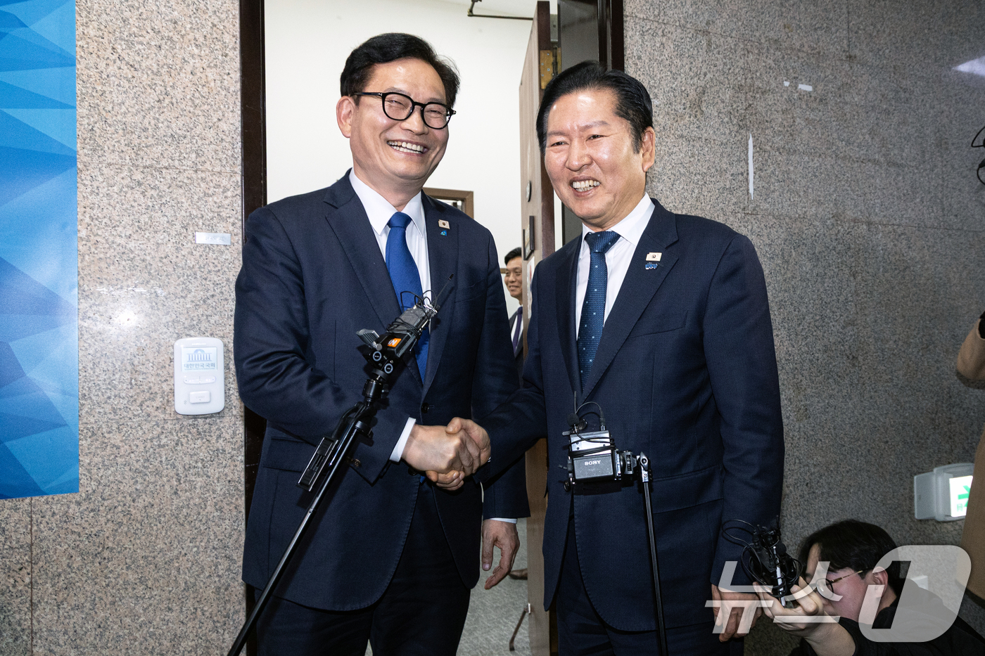 (서울=뉴스1) 이승배 기자 = 정청래 더불어민주당 대표가 5일 서울 여의도 국회에서 송영길 전 대표와 악수하고 있다. 2026.3.5/뉴스1