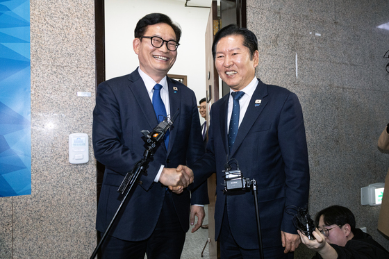 정청래 대표와 송영길 전 대표 '손 맞잡고'