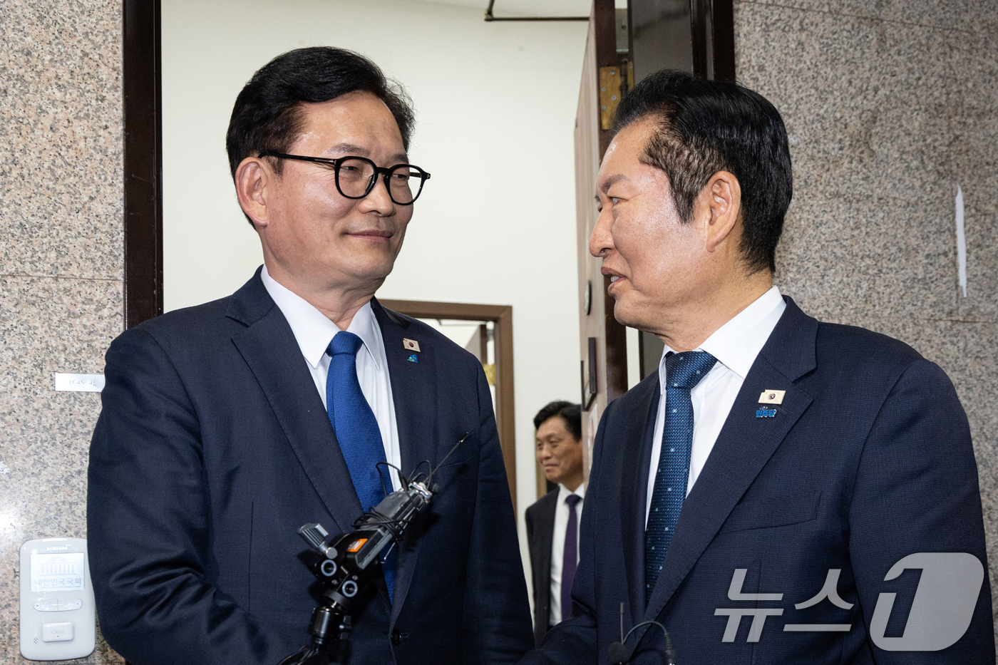 (서울=뉴스1) 이승배 기자 = 정청래 더불어민주당 대표가 5일 서울 여의도 국회에서 송영길 전 대표와 면담을 마치고 배웅하고 있다. 2026.3.5/뉴스1