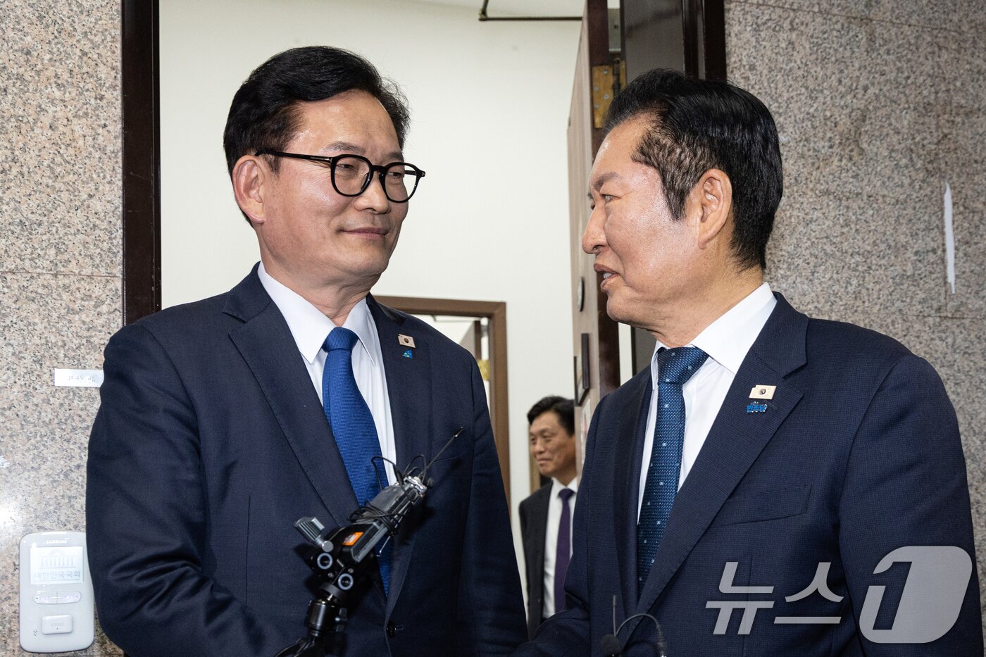 본문 이미지 - 정청래 더불어민주당 대표가 지난 3월 5일 서울 여의도 국회에서 송영길 전 대표와 면담을 마치고 배웅하고 있다. 2026.3.5 ⓒ 뉴스1 이승배 기자