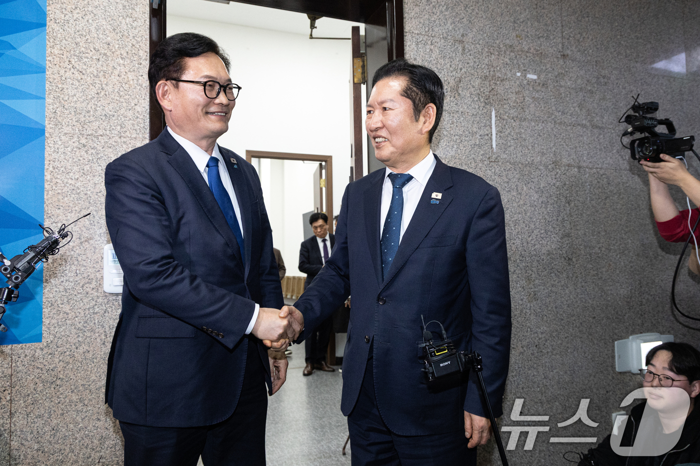 (서울=뉴스1) 이승배 기자 = 정청래 더불어민주당 대표가 5일 서울 여의도 국회에서 송영길 전 대표와 면담을 마치고 배웅하고 있다. 2026.3.5/뉴스1