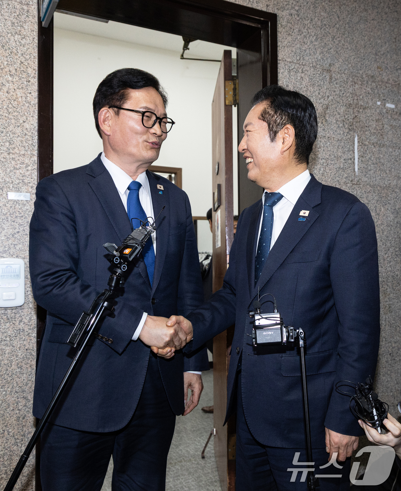 (서울=뉴스1) 이승배 기자 = 정청래 더불어민주당 대표가 5일 서울 여의도 국회에서 송영길 전 대표와 면담을 마치고 배웅하고 있다. 2026.3.5/뉴스1