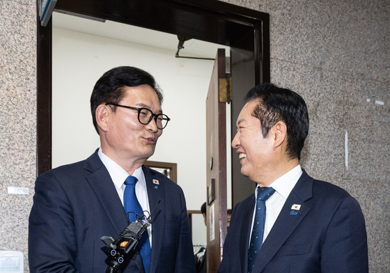 정청래 더불어민주당 대표, 송영길 전 대표와 손 맞잡고