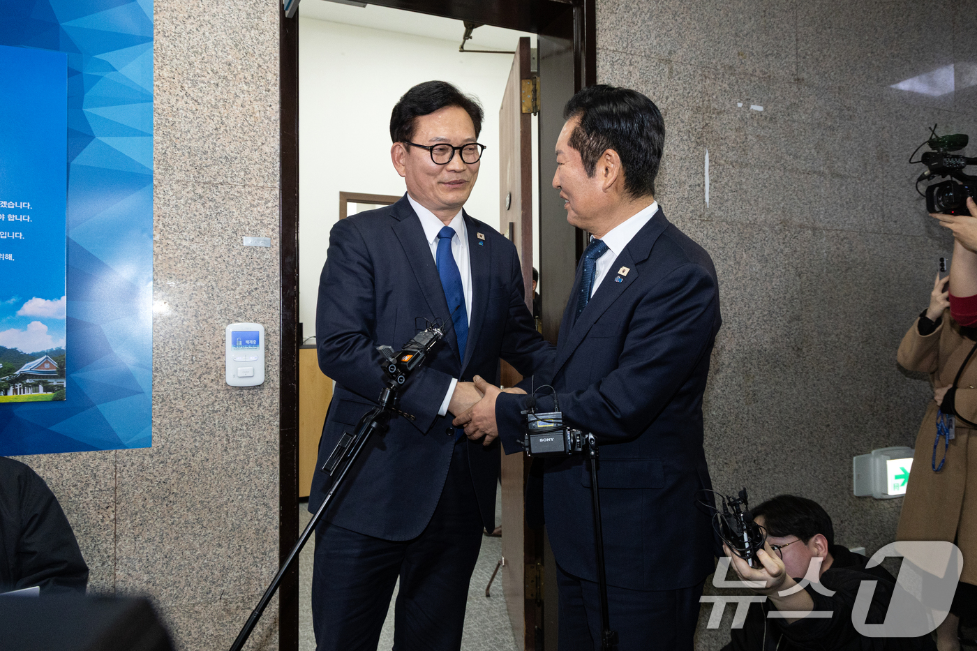 (서울=뉴스1) 이승배 기자 = 정청래 더불어민주당 대표가 5일 서울 여의도 국회에서 송영길 전 대표와 면담을 마치고 배웅하고 있다. 2026.3.5/뉴스1