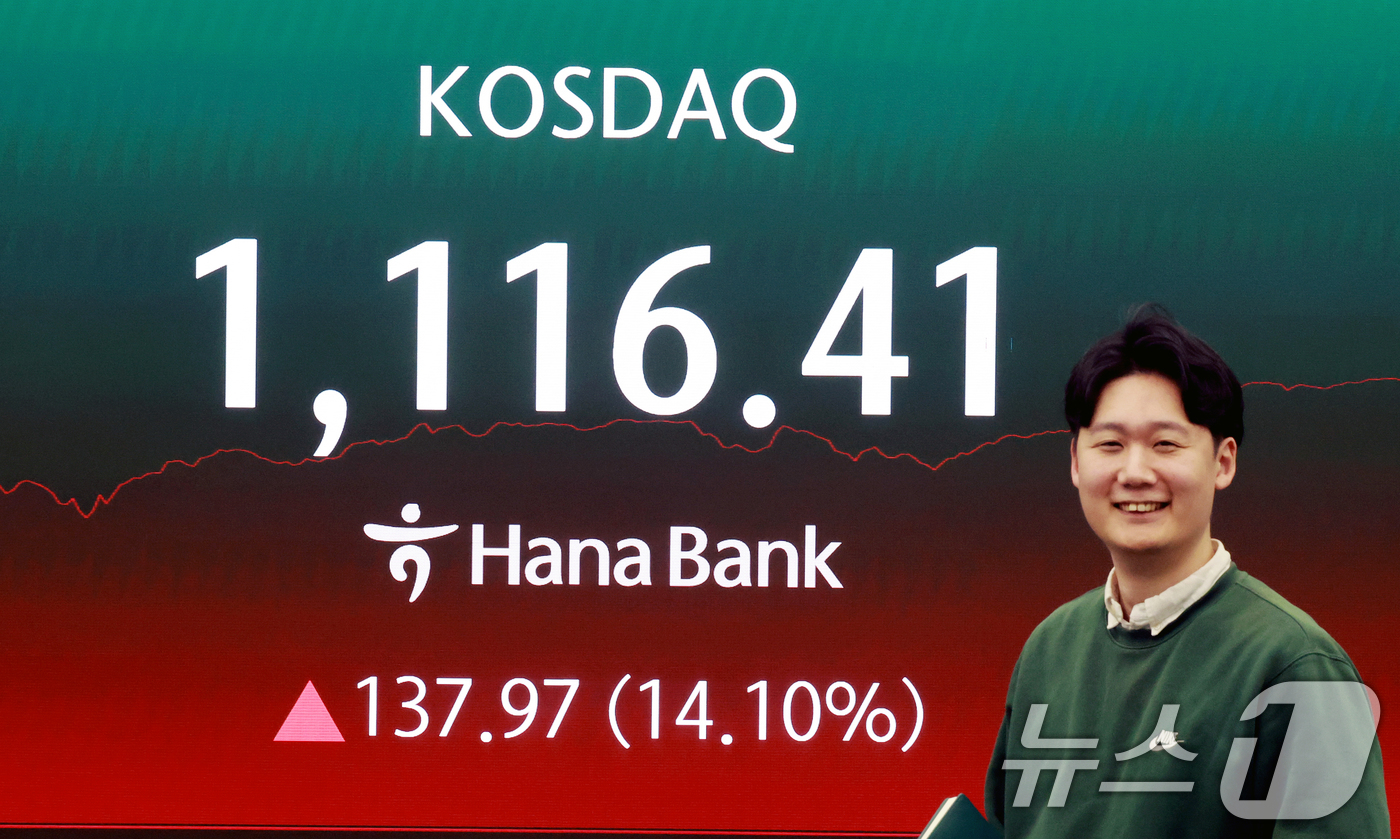 (서울=뉴스1) 이호윤 기자 = 5일 서울 중구 하나은행 본점 딜링룸 전광판에 코스닥 지수 종가가 표시되어 있다. 이날 코스피지수는 전일대비 490.36p(9.63%) 오른 558 …