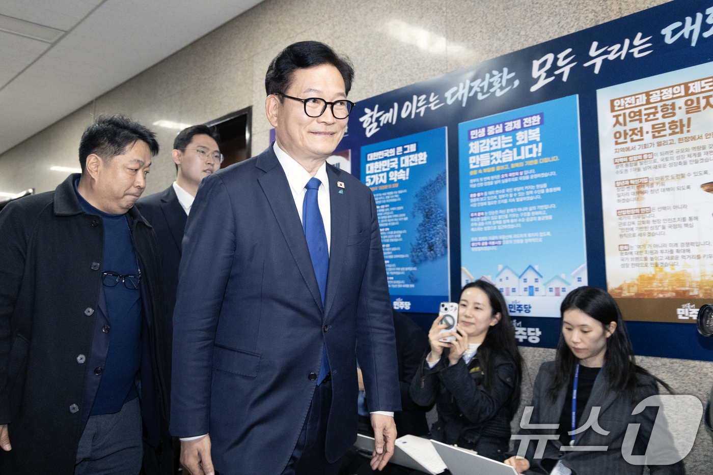 (서울=뉴스1) 이승배 기자 = 송영길 더불어민주당 전 대표가 5일 서울 여의도 국회에서 정청래 대표와 면담을 위해 대표실로 향하고 있다. 2026.3.5/뉴스1