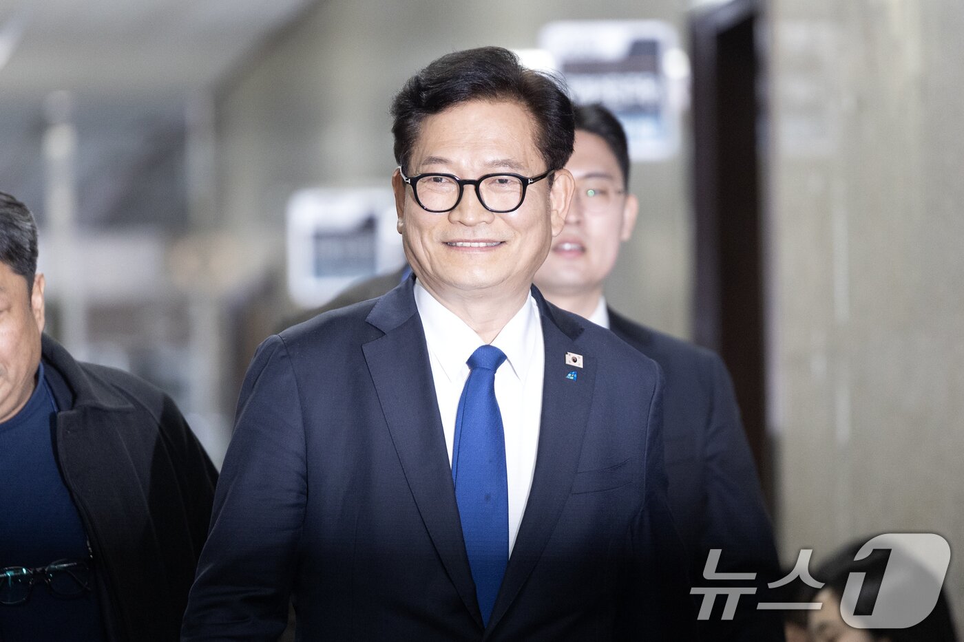 본문 이미지 - 송영길 더불어민주당 전 대표가 지난달 5일 서울 여의도 국회에서 정청래 대표와 면담을 위해 대표실로 향하고 있다. 2026.3.5 ⓒ 뉴스1 이승배 기자