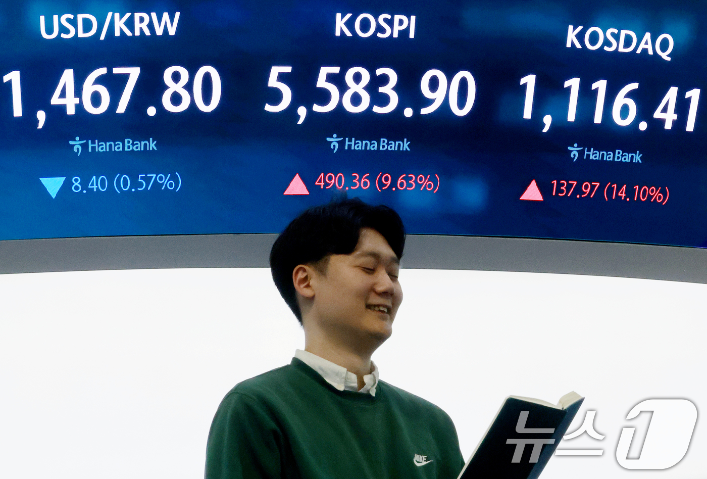 (서울=뉴스1) 이호윤 기자 = 5일 서울 중구 하나은행 본점 딜링룸 전광판에 코스피 지수 종가가 표시되어 있다. 이날 코스피지수는 전일대비 490.36p(9.63%) 오른 558 …
