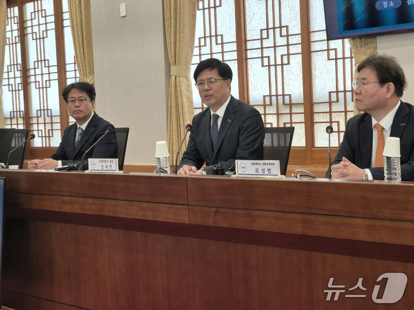 본문 이미지 - 정재연 강원대학교 총장(사진 가운데)이 5일 강릉캠퍼스에서 열린 기자간담회에서 통합 관련 입장을 밝히고 있다.2026.3.5/뉴스1 윤왕근 기자