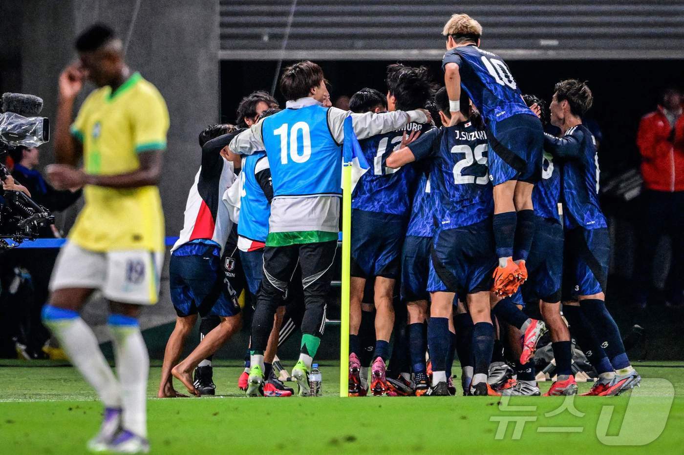 본문 이미지 - 브라질을 꺾은 일본 축구대표팀 ⓒ AFP=뉴스1