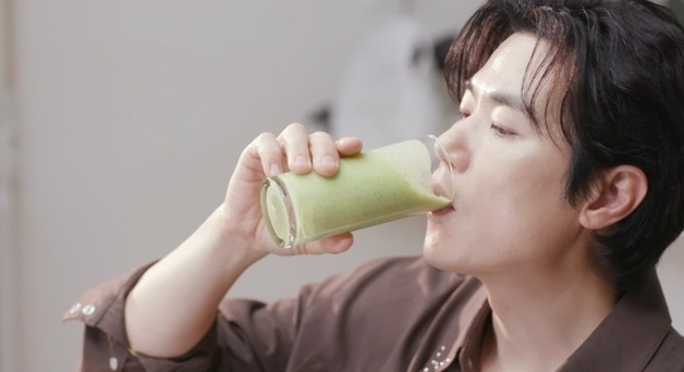 '48세 초동안' 김강우, '10년 삭제주스' 2탄 레시피 공개