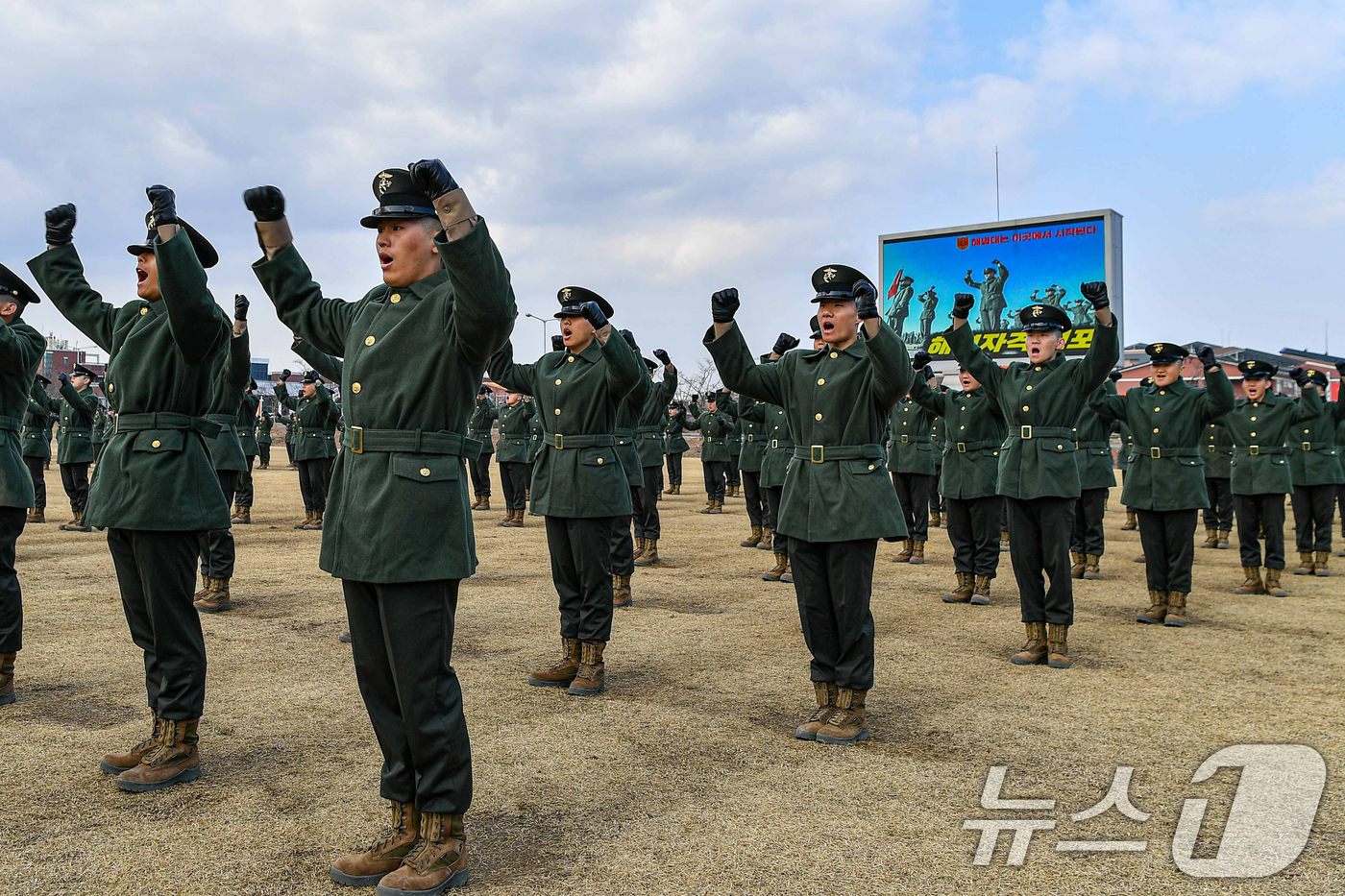(포항=뉴스1) 최창호 기자 = 5일 경북 포항에 있는 해병대교육훈련단에서 열린 신병 1326기 수료식에서 신병들이 해병대 자격 선포에 따라 함성으로 자축하고 있다. (해병대교육훈 …