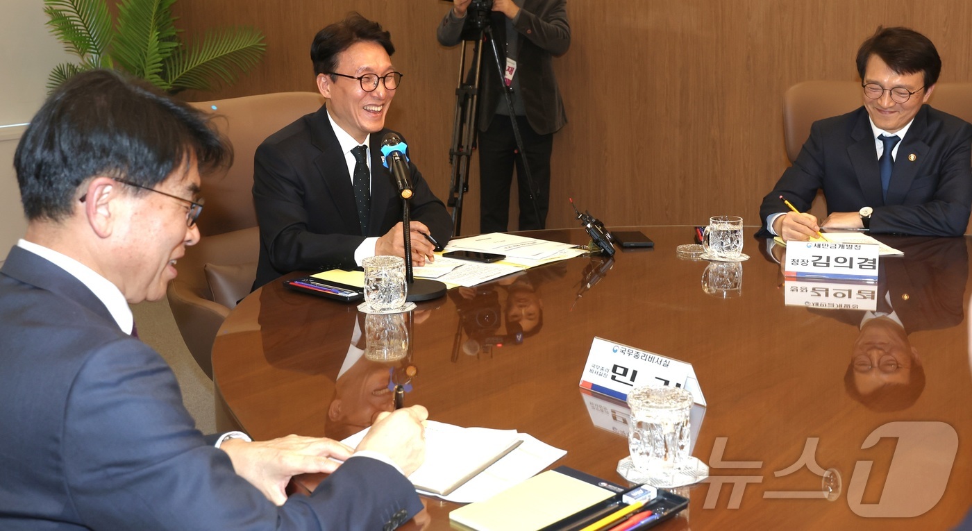 (군산=뉴스1) 유경석 기자 = 김민석 국무총리가 5일 전북 군산시 새만금개발청을 찾아 새만금청 업무보고에 앞서 모두발언을 하고 있다. 2026.3.5/뉴스1