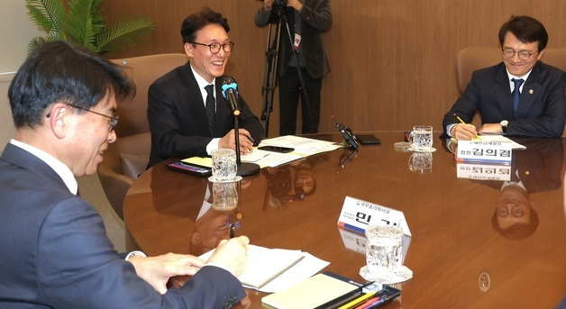 환하게 웃으며 모두발언 시작하는 김민석 총리