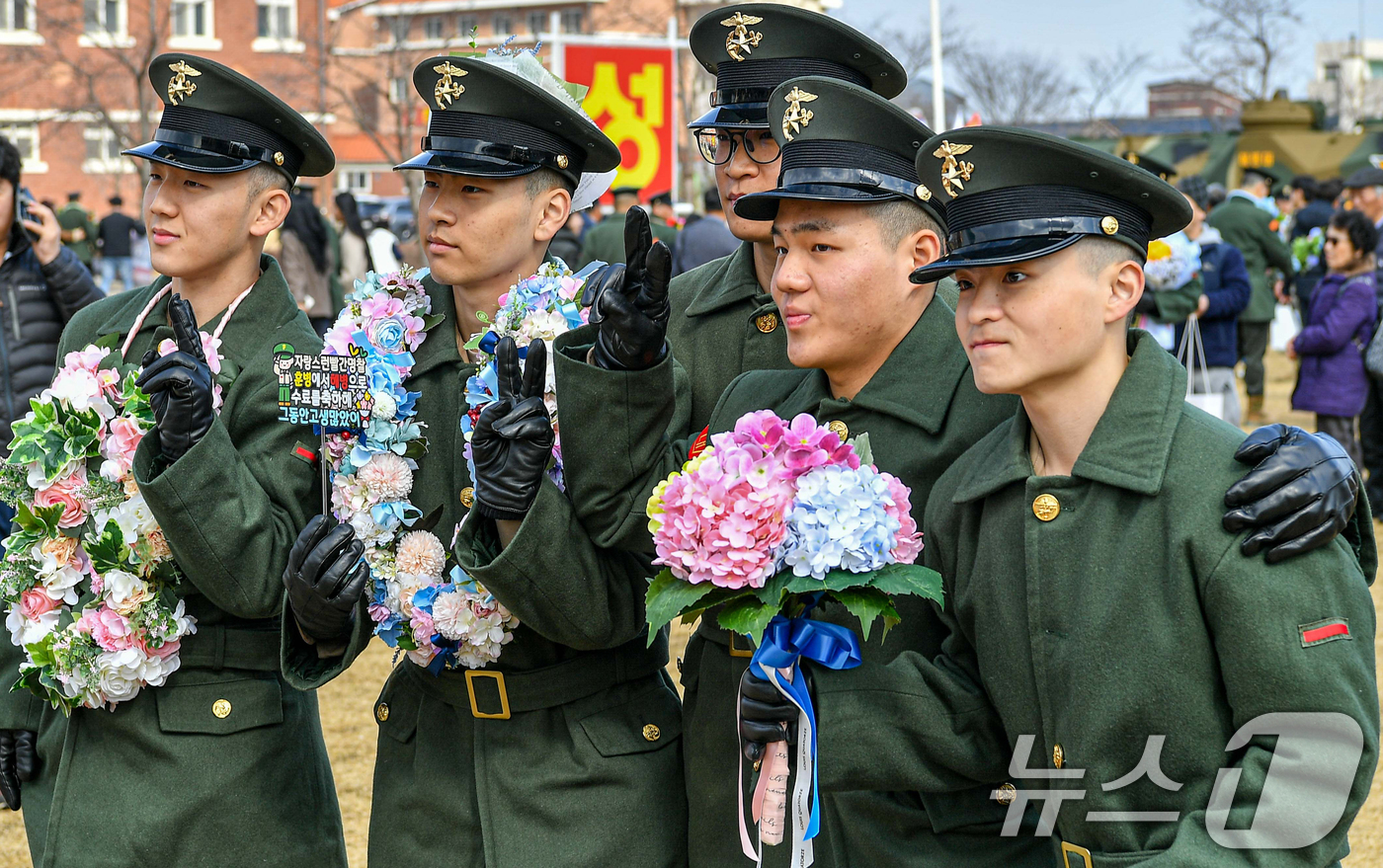 (포항=뉴스1) 최창호 기자 = 5일 경북 포항에 있는 해병대교육훈련단에서 신병 1326기 수료식이 거행된 가운데 자대 배치를 앞둔 신병들이 전우들과 기념촬영을 하고 있다. (해병 …