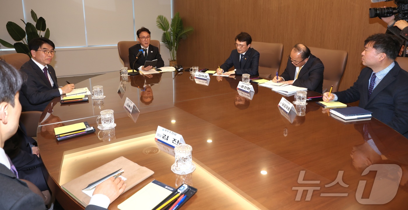 (군산=뉴스1) 유경석 기자 = 김민석 국무총리가 5일 전북 군산시 새만금개발청을 찾아 새만금청 업무보고에 앞서 모두발언을 하고 있다. 2026.3.5/뉴스1