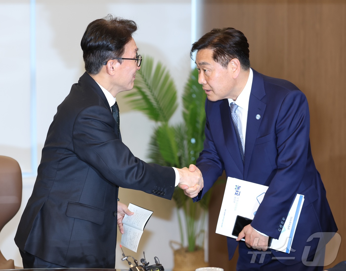 (군산=뉴스1) 유경석 기자 = 김민석 국무총리(왼쪽)가 5일 전북 군산시 새만금개발청을 방문해 김관영 전북도지사와 인사를 나누고 있다. 2026.3.5/뉴스1