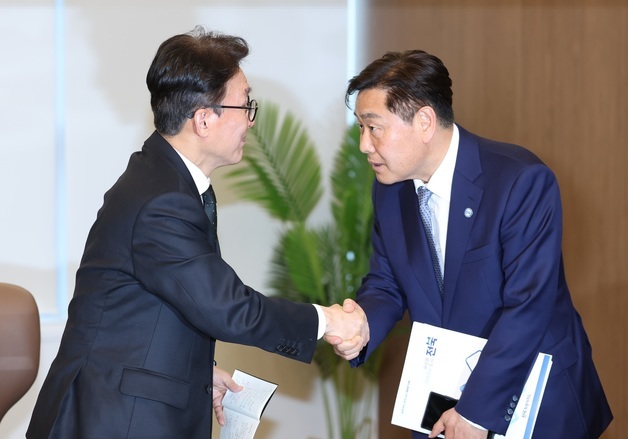 김민석 국무총리와 인사 나누는 김관영 전북도지사