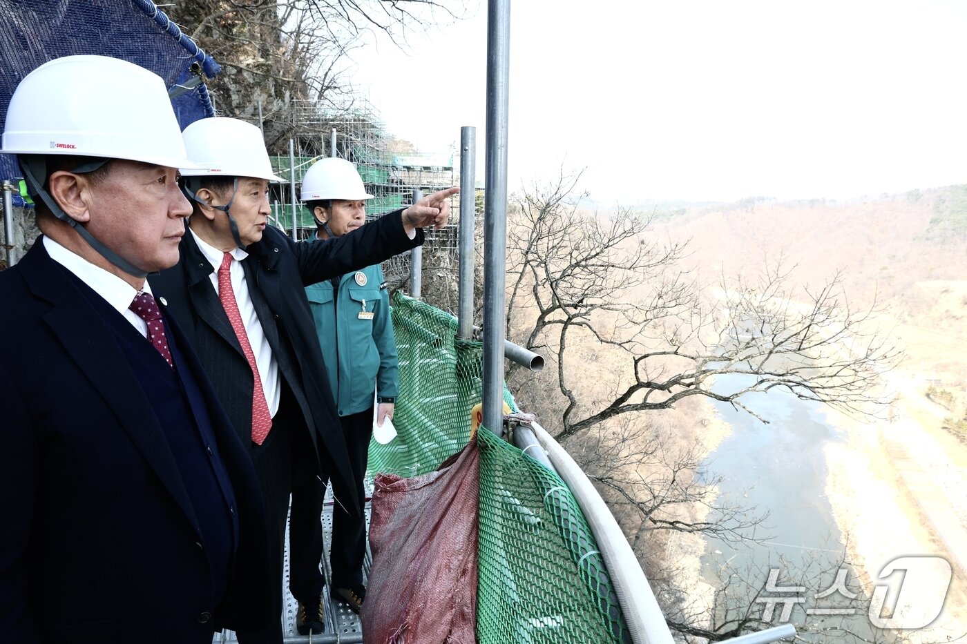 본문 이미지 - 5일 김영환 충북지사가 초강천 빙벽장 관광명소화사업 현장을 점검하고 있다.(충북도 제공. 재판매 및 DB금지) 