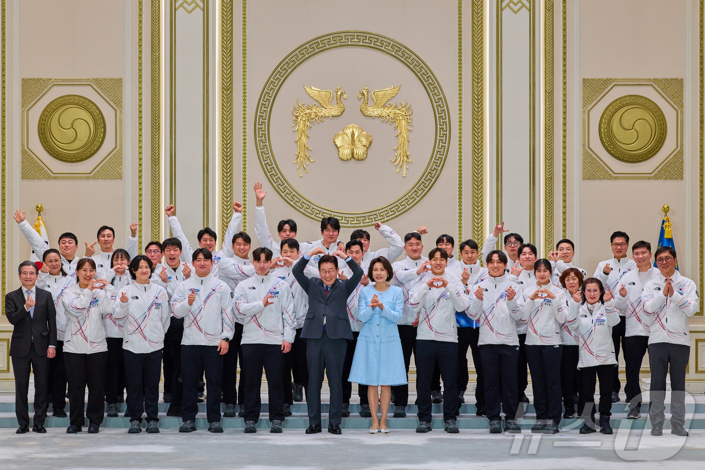 (서울=뉴스1) 이재명 기자 = 이재명 대통령과 김혜경 여사가 5일 청와대 영빈관에서 열린 2026 밀라노-코르티나담페초 동계올림픽 선수단 격려 오찬에서 참석자들과 기념촬영을 하고 …