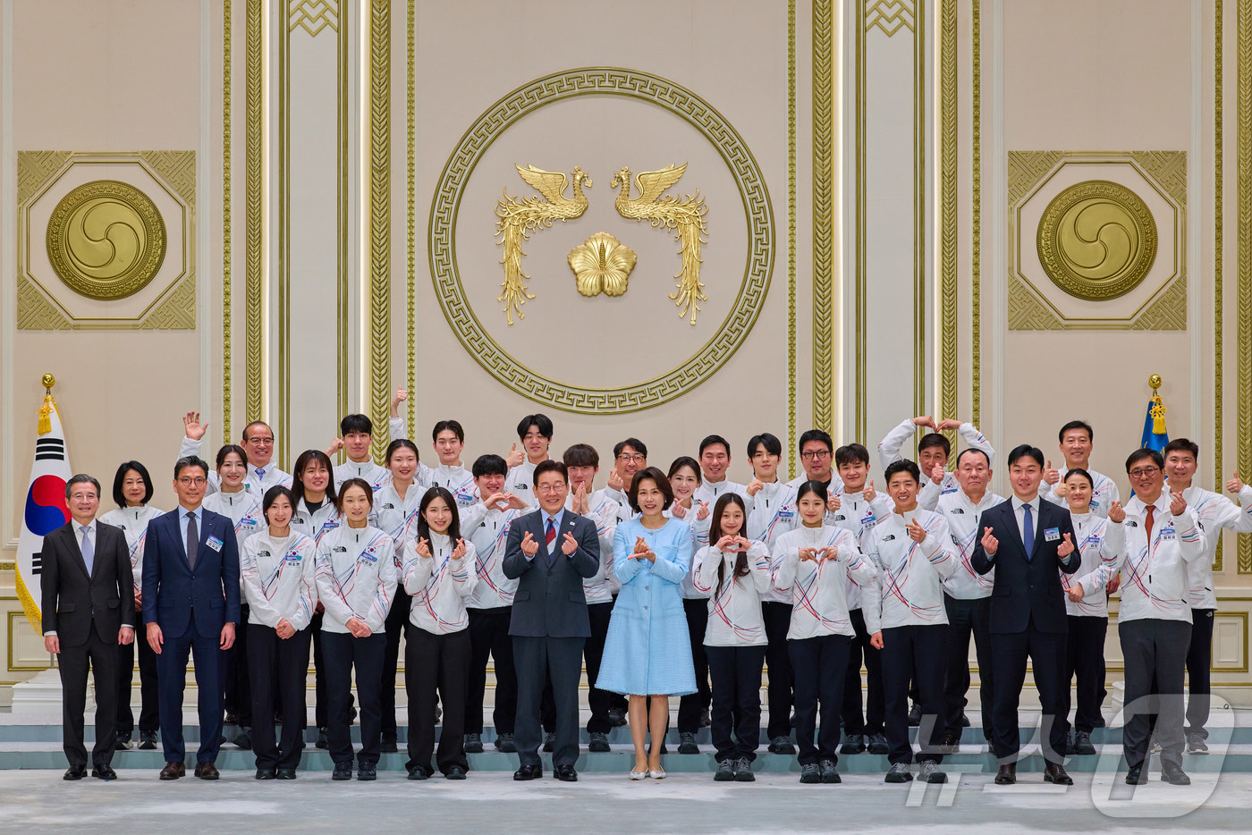 (서울=뉴스1) 이재명 기자 = 이재명 대통령과 김혜경 여사가 5일 청와대 영빈관에서 열린 2026 밀라노-코르티나담페초 동계올림픽 선수단 격려 오찬에서 참석자들과 기념촬영을 하고 …