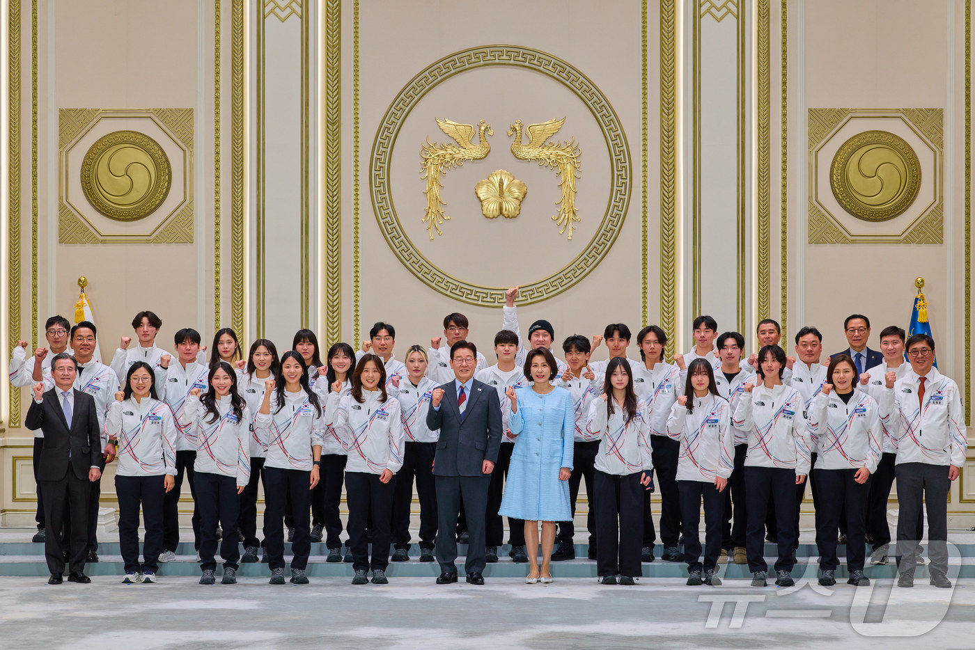 (서울=뉴스1) 이재명 기자 = 이재명 대통령과 김혜경 여사가 5일 청와대 영빈관에서 열린 2026 밀라노-코르티나담페초 동계올림픽 선수단 격려 오찬에서 참석자들과 기념촬영을 하고 …