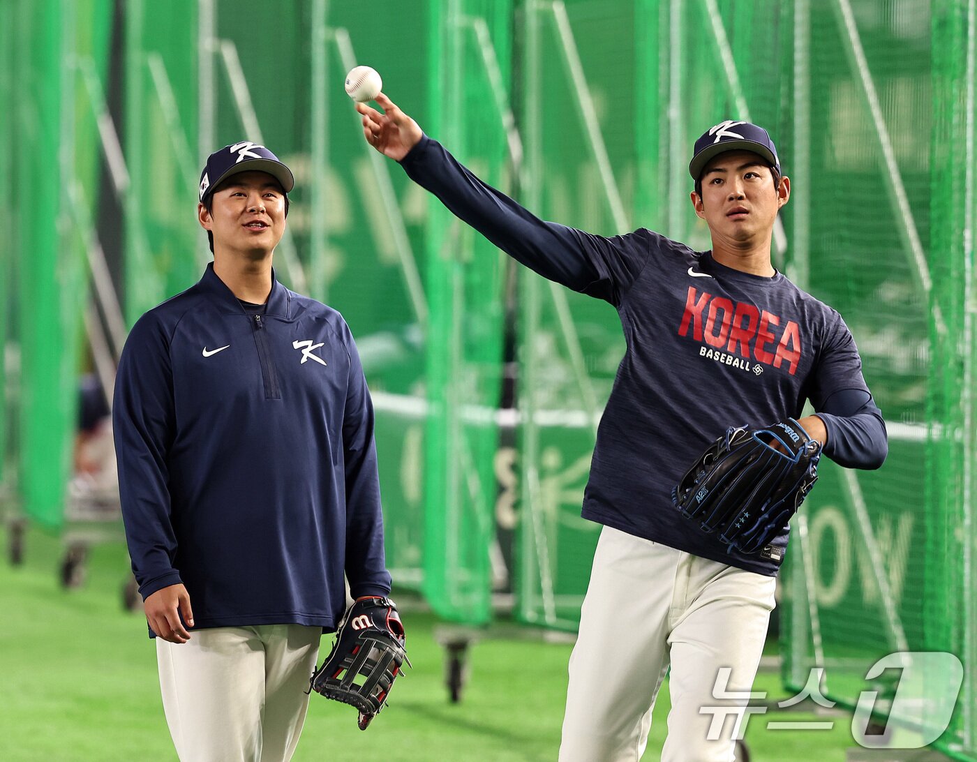 본문 이미지 - 대한민국 야구대표팀 노시환(왼쪽), 구자욱이 5일 오후 일본 도쿄돔에서 열리는 2026 월드베이스볼클래식(WBC) C조 1차전 체코와의 경기를 앞두고 훈련하고 있다. 2026.3.5 ⓒ 뉴스1 구윤성 기자