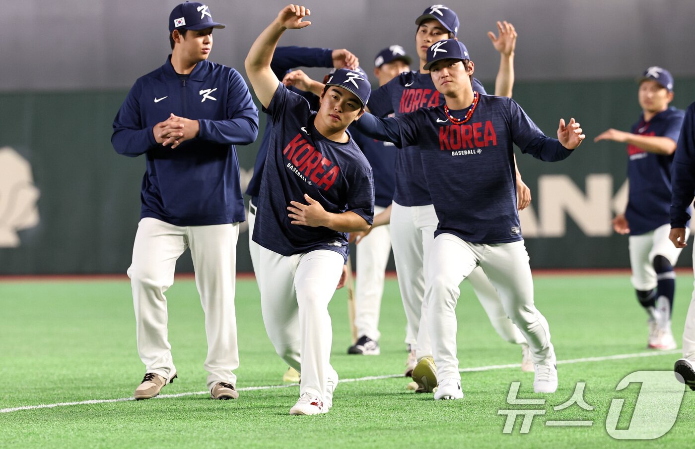 본문 이미지 - 문현빈 등 대한민국 야구대표팀 선수들이 5일 오후 일본 도쿄돔에서 열리는 2026 월드베이스볼클래식(WBC) C조 1차전 체코와의 경기를 앞두고 훈련하고 있다. 2026.3.5 ⓒ 뉴스1 구윤성 기자