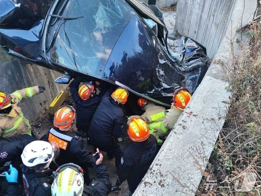 본문 이미지 - 지난 2022년 12월 강릉에서 발생한 급발진 의심사고 현장.