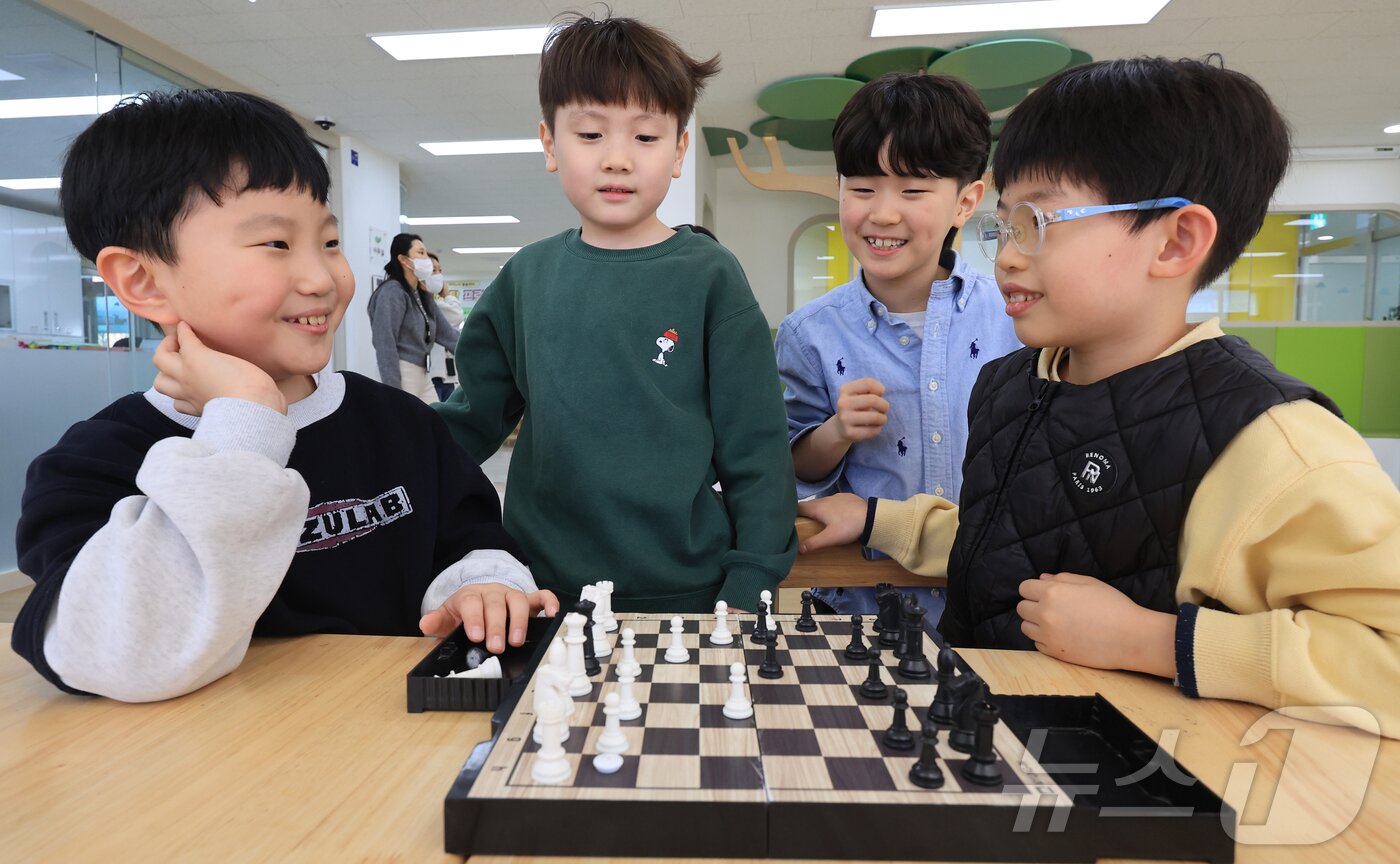 본문 이미지 - 지난 3일 경기 시흥시 검바위초등학교 거점형 아이누리 돌봄센터에서 학생들이 보드게임을 즐기고 있다. 검바위초등학교의 거점형 아이누리 돌봄센터는 검바위초 학생들뿐만 아니라 인근 학교 학생들까지 수용해 저녁 8시까지 돌봄과 양질의 프로그램을 학생들에게 제공한다. 2026.3.6 ⓒ 뉴스1 이호윤 기자