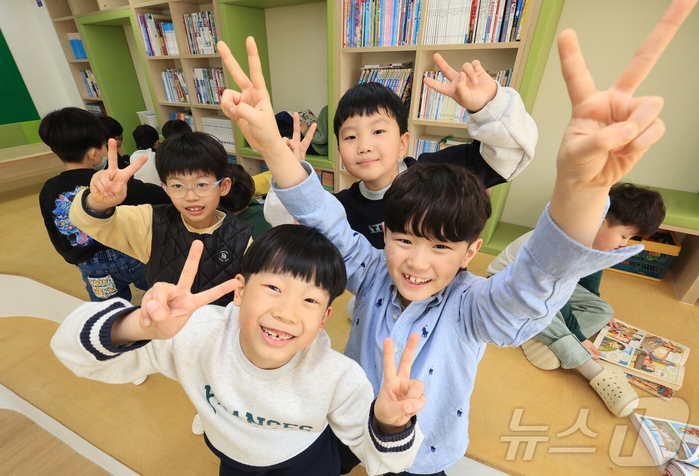 본문 이미지 - 지난 3일 경기 시흥시 검바위초등학교 거점형 아이누리 돌봄센터에서 학생들이 실내활동을 하고 있다. 검바위초등학교의 거점형 아이누리 돌봄센터는 검바위초 학생들뿐만 아니라 인근 학교 학생들까지 수용해 저녁 8시까지 돌봄과 양질의 프로그램을 학생들에게 제공한다. 2026.3.6 ⓒ 뉴스1 이호윤 기자