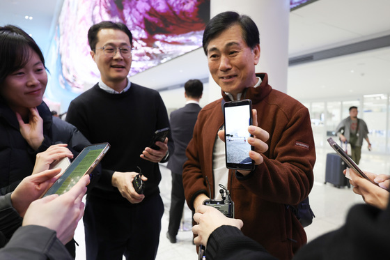 현지 상황 사진 보여주는 관광객