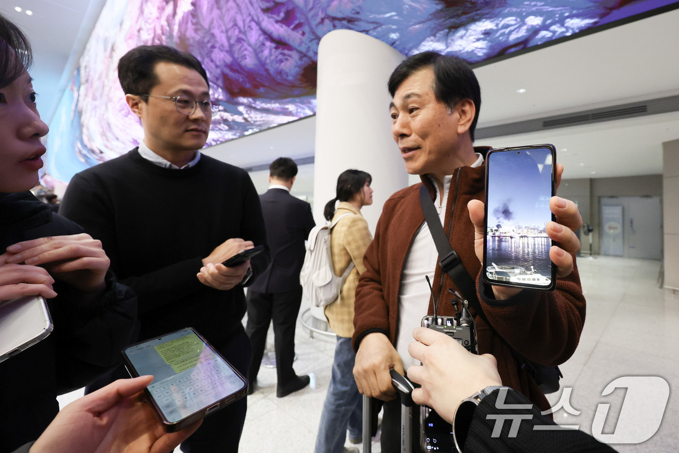 (인천공항=뉴스1) 오대일 기자 = 중동 사태 여파로 두바이 공항 운항 차질이 이어지면서 현지에 체류하던 한국인 체류객이 5일 오후 인천국제공항을 통해 귀국해 두바이에서 직접 촬영 …