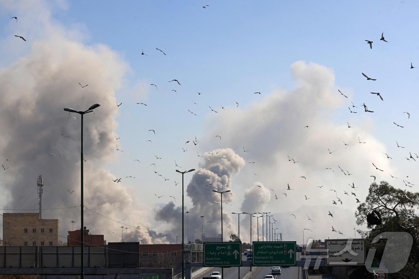 (테헤란 AFP=뉴스1) 최종일 선임기자 = 5일(현지시간) 이스라엘의 공습 이후 이란 테헤란에서 연기가 치솟고 있다. 2026.03.05ⓒ AFP=뉴스1