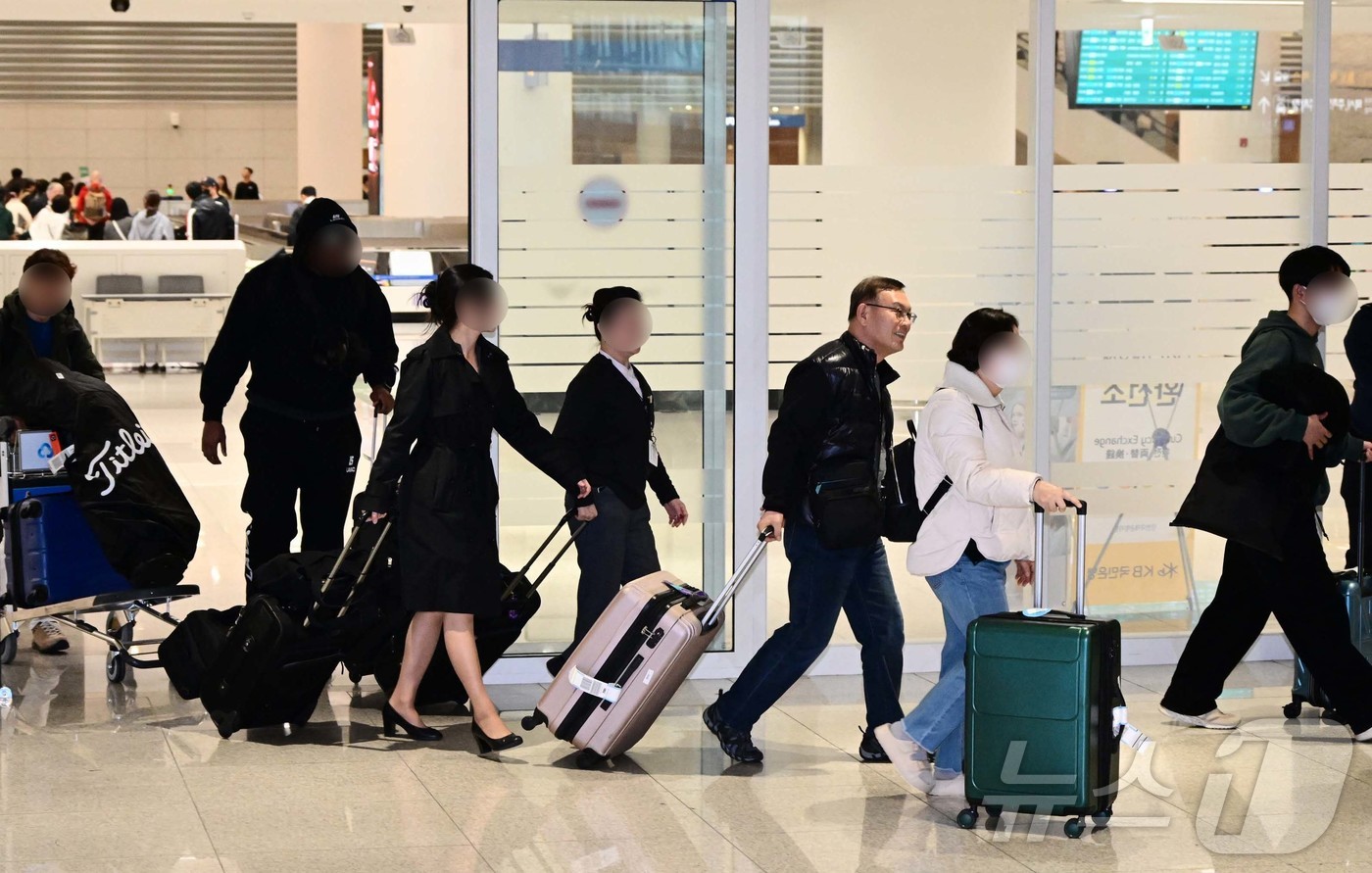 (인천공항=뉴스1) 오대일 기자 = 중동 사태 여파로 두바이 공항 운항 차질이 이어지면서 현지에 체류하던 한국인 관광객들이 5일 인천국제공항으로 귀국하고 있다. (공동취재) 202 …
