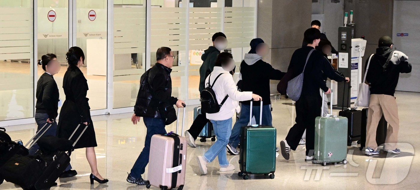 (인천공항=뉴스1) 오대일 기자 = 중동 사태 여파로 두바이 공항 운항 차질이 이어지면서 현지에 체류하던 한국인 관광객들이 5일 인천국제공항으로 귀국하고 있다. (공동취재) 202 …