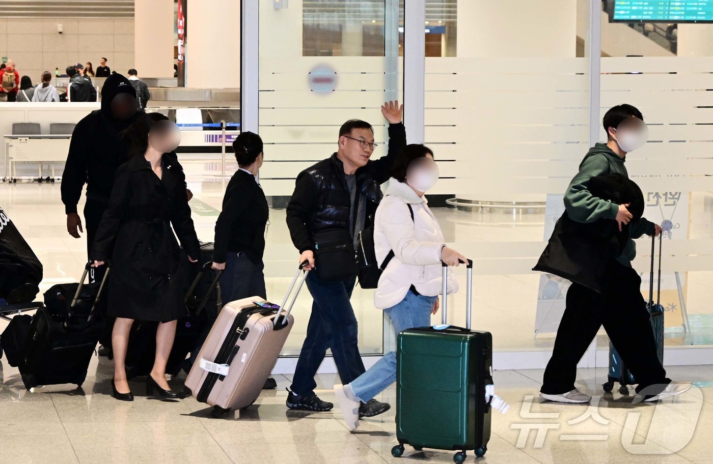 (인천공항=뉴스1) 오대일 기자 = 중동 사태 여파로 두바이 공항 운항 차질이 이어지면서 현지에 체류하던 한국인 관광객들이 5일 인천국제공항으로 귀국하고 있다. (공동취재) 202 …