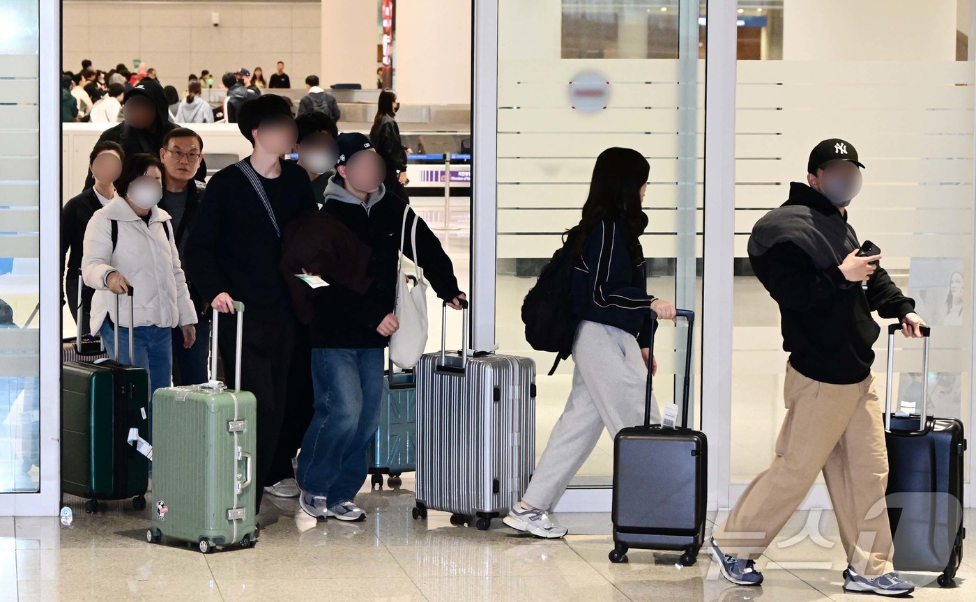 (인천공항=뉴스1) 오대일 기자 = 중동 사태 여파로 두바이 공항 운항 차질이 이어지면서 현지에 체류하던 한국인 관광객들이 5일 인천국제공항으로 귀국하고 있다. (공동취재) 202 …