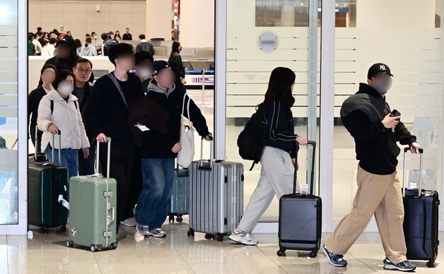 인천공항 도착한 중동 여행객과 교민들