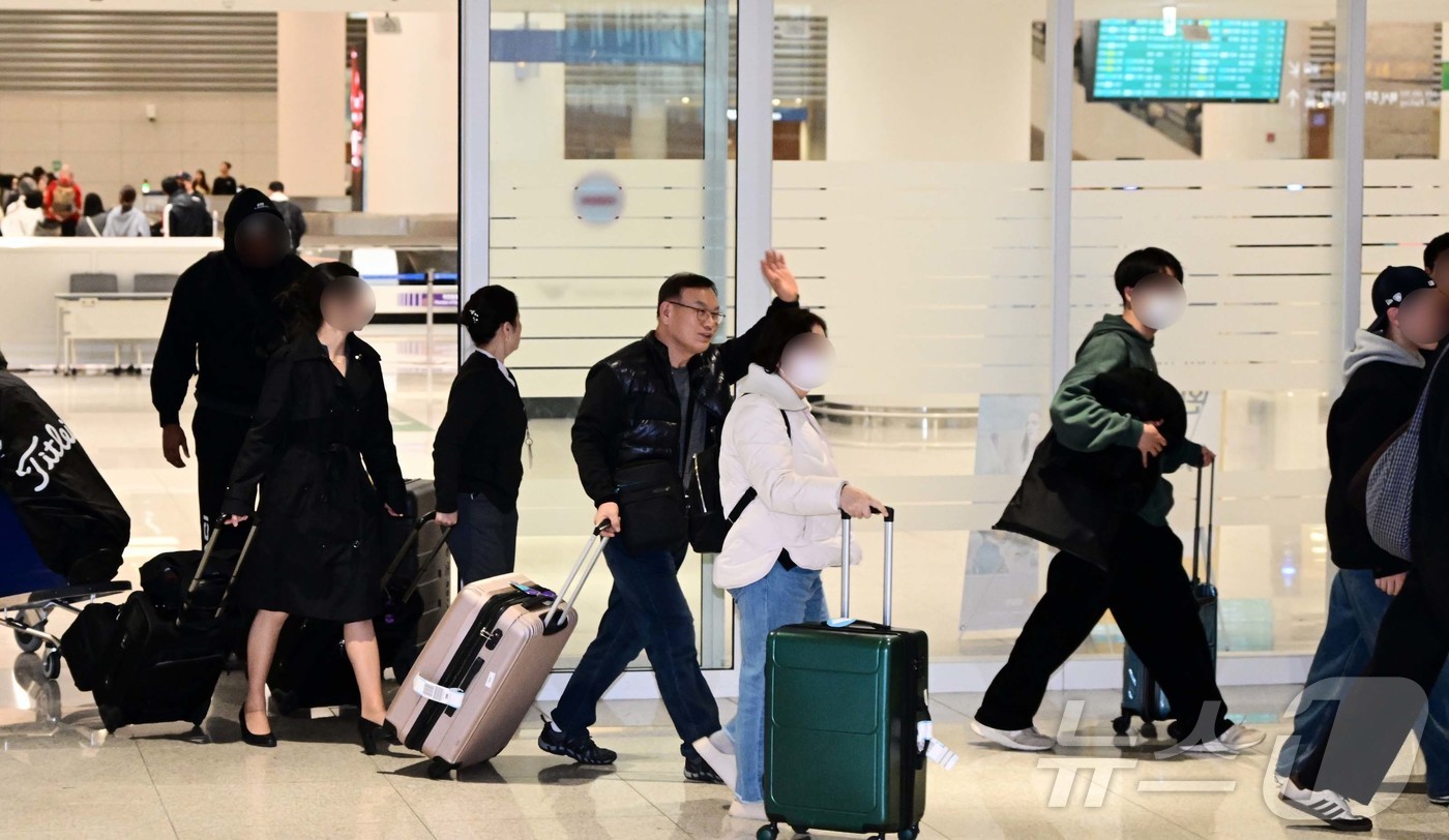 (인천공항=뉴스1) 오대일 기자 = 중동 사태 여파로 두바이 공항 운항 차질이 이어지면서 현지에 체류하던 한국인 관광객들이 5일 인천국제공항으로 귀국하고 있다. (공동취재) 202 …