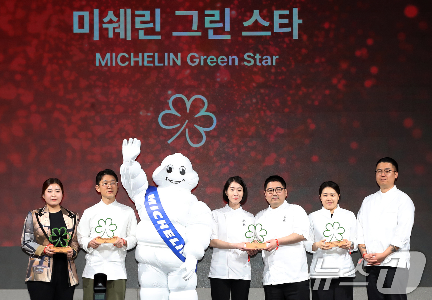(부산=뉴스1) 윤일지 기자 = 5일 오후 부산 해운대구 시그니엘 부산에서 열린 미쉐린 가이드 세리머니 서울&부산 2026 행사에서 그린스타를 수상한 셰프들이 기념촬영을 하고 있다 …