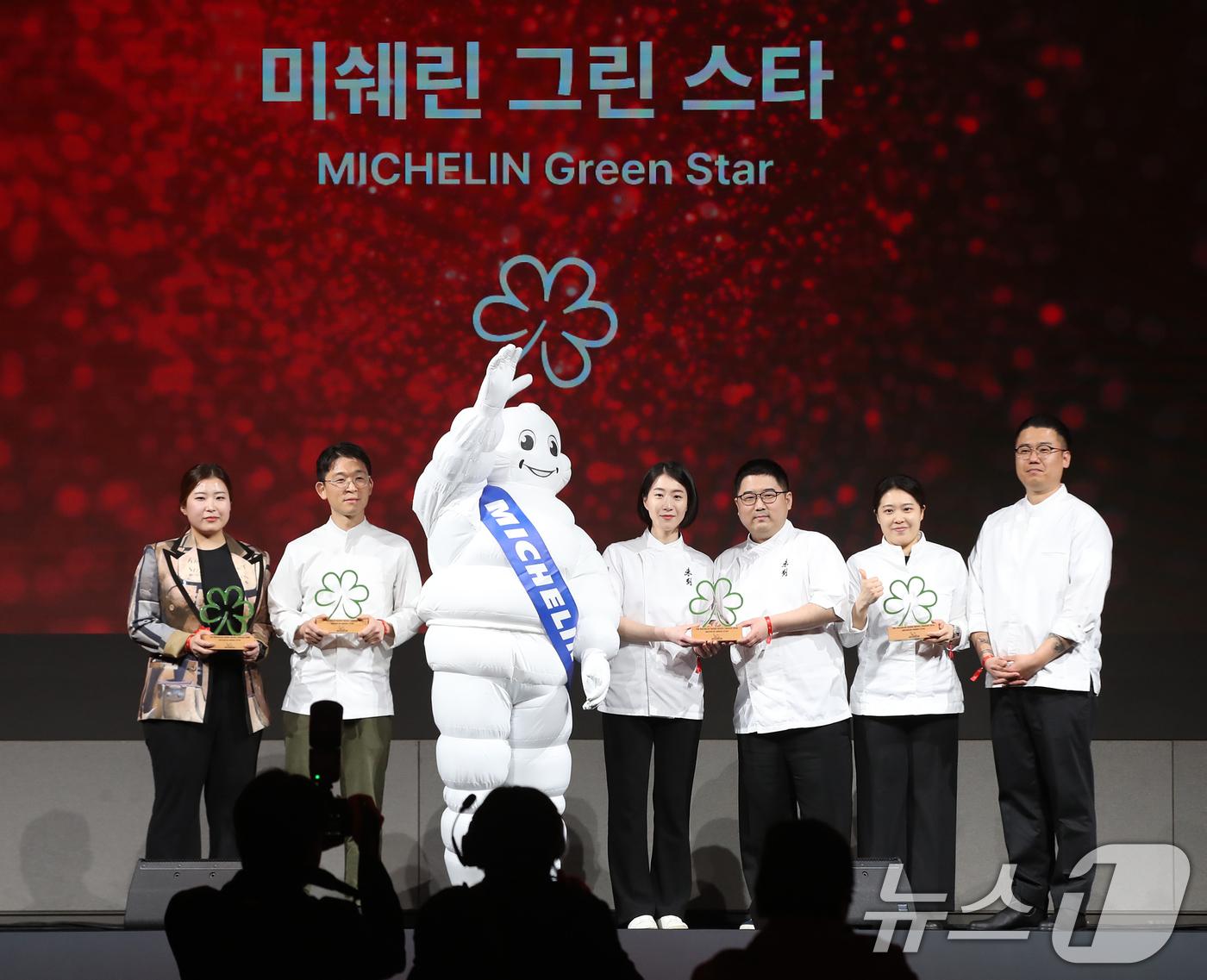 (부산=뉴스1) 윤일지 기자 = 5일 오후 부산 해운대구 시그니엘 부산에서 열린 미쉐린 가이드 세리머니 서울&부산 2026 행사에서 그린스타를 수상한 셰프들이 기념촬영을 하고 있다 …