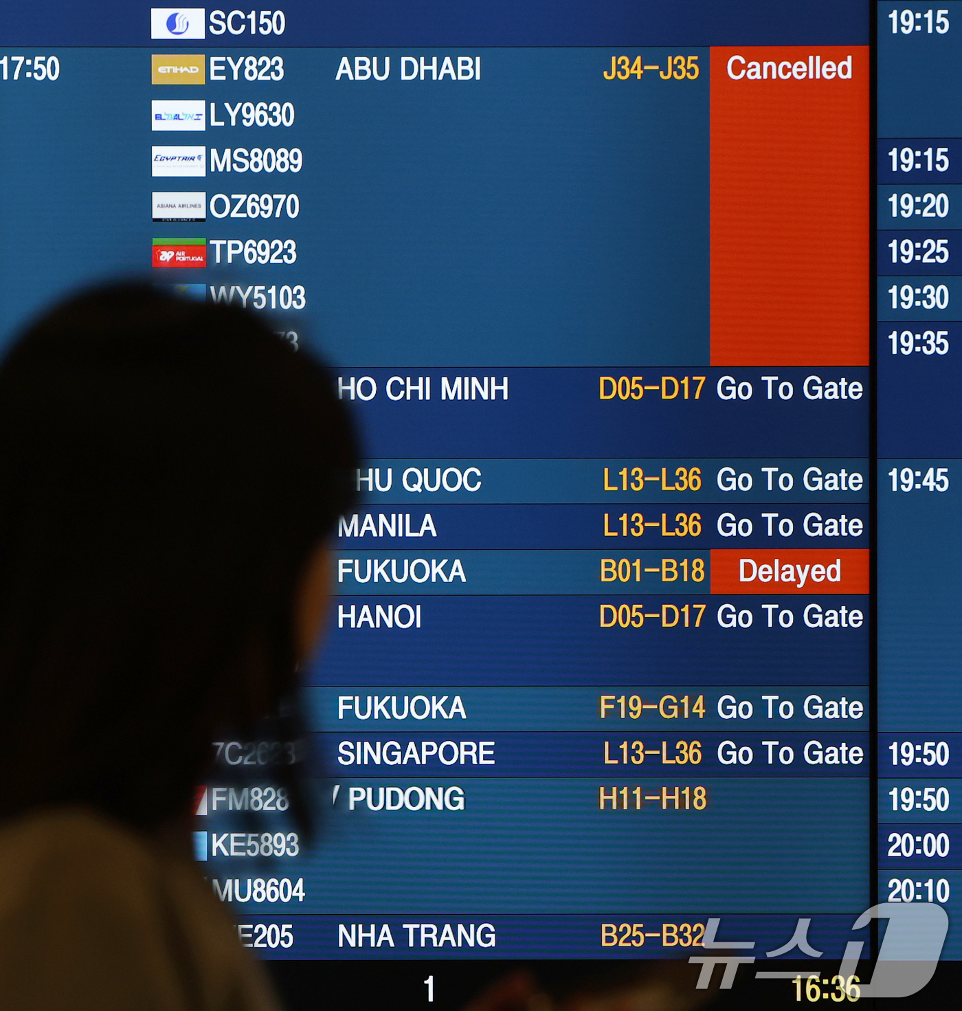(인천공항=뉴스1) 오대일 기자 = 미국과 이스라엘의 이란 공습과 이에 맞선 이란의 보복으로 중동 하늘길이 사실상 마비된 가운데 5일 인천국제공항 1터미널 전광판에 아부다비행 항공 …