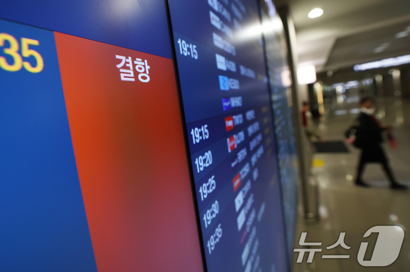 (인천공항=뉴스1) 오대일 기자 = 미국과 이스라엘의 이란 공습과 이에 맞선 이란의 보복으로 중동 하늘길이 사실상 마비된 가운데 5일 인천국제공항 1터미널 전광판에 아부다비행 항공 …