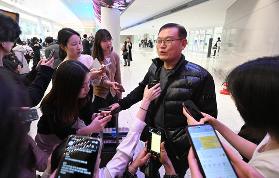 취재진과 인터뷰하는 중동 여행객