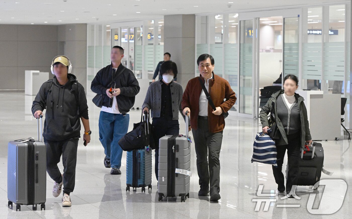 본문 이미지 - 중동 사태 여파로 두바이 공항 운항 차질이 이어지면서 현지에 체류하던 한국인 관광객들이 5일 오후 인천국제공항을 통해 귀국하고 있다. (공동취재) 2026.3.5 ⓒ 뉴스1 오대일 기자