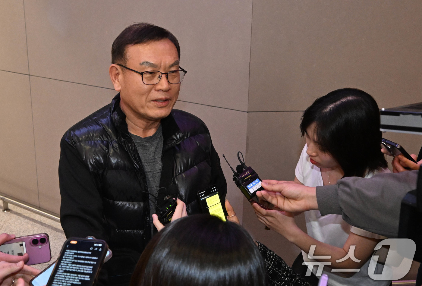 (인천공항=뉴스1) 오대일 기자 = 중동 사태 여파로 두바이 공항 운항 차질이 이어지면서 현지에 체류하던 한국인 체류객들이 5일 오후 인천국제공항을 통해 귀국하며 취재진과 인터뷰 …