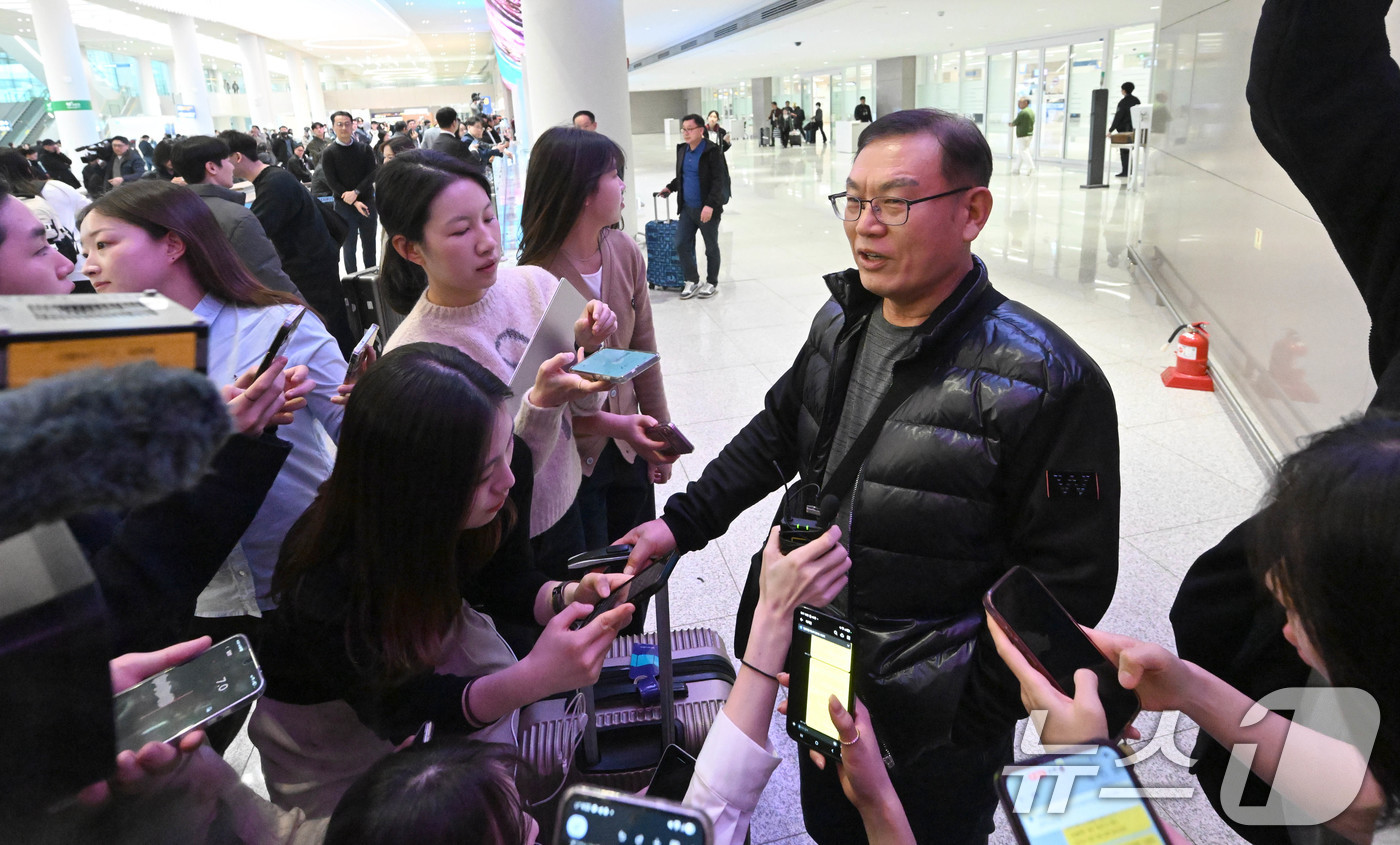 (인천공항=뉴스1) 오대일 기자 = 중동 사태 여파로 두바이 공항 운항 차질이 이어지면서 현지에 체류하던 한국인 체류객들이 5일 오후 인천국제공항을 통해 귀국하며 취재진과 인터뷰 …