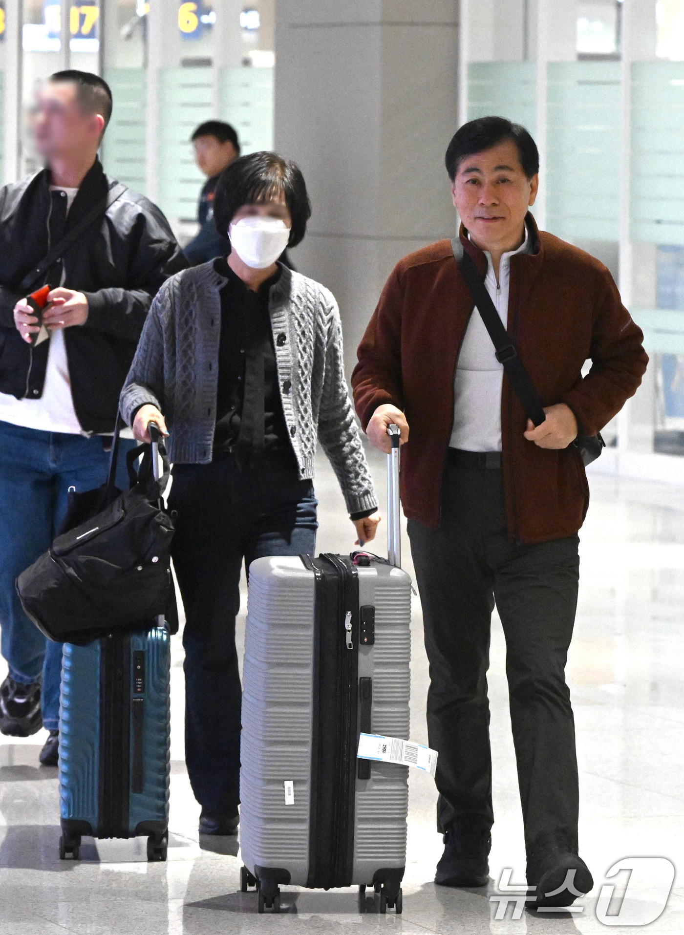 (인천공항=뉴스1) 오대일 기자 = 중동 사태 여파로 두바이 공항 운항 차질이 이어지면서 현지에 체류하던 한국인 관광객들이 5일 오후 인천국제공항을 통해 귀국하고 있다. (공동취재 …