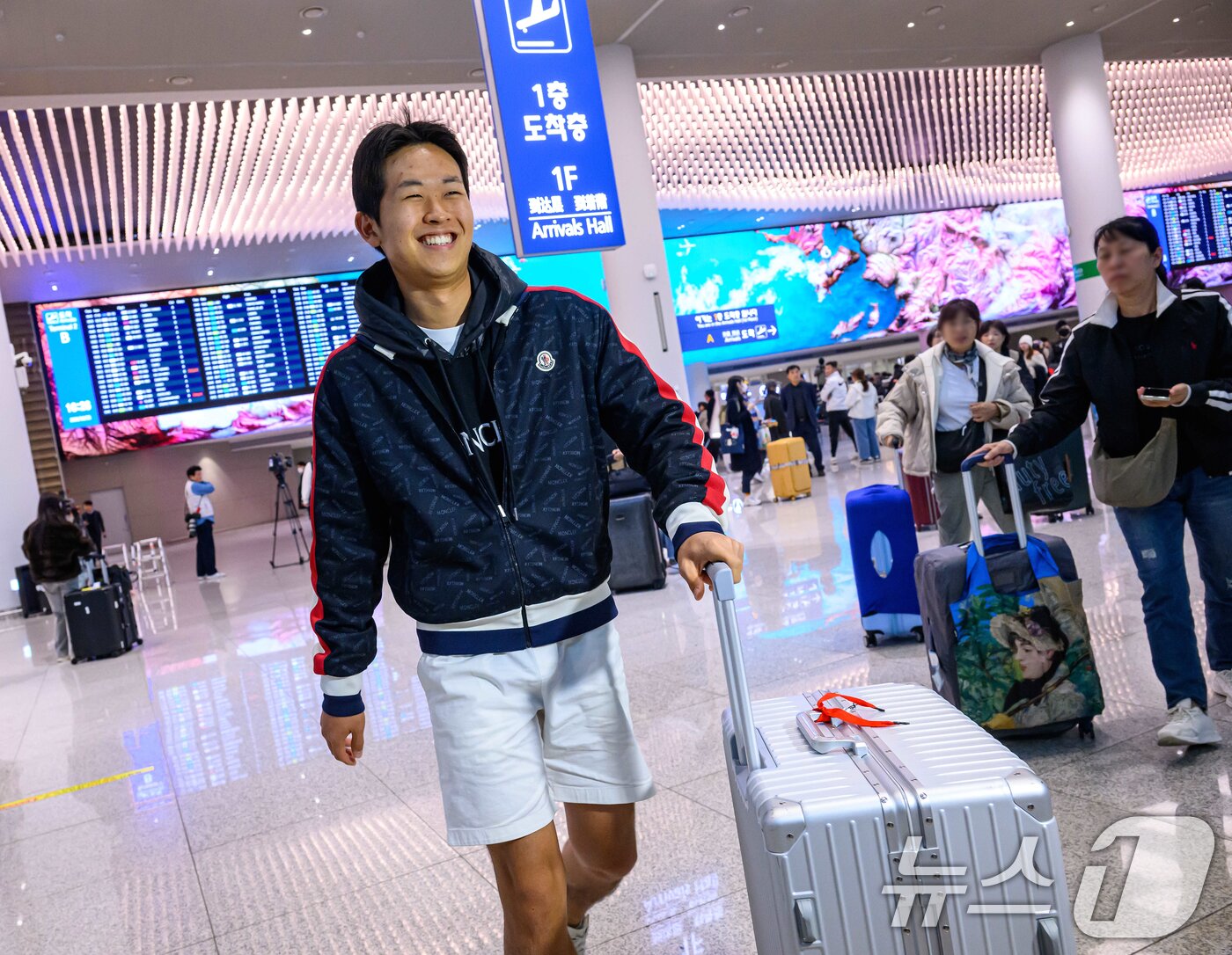 본문 이미지 - 중동 사태 여파로 두바이 공항 운항 차질이 이어지면서 현지에 체류하던 한국인 체류객들이 5일 오후 인천국제공항을 통해 귀국하고 있다. (공동취재) 2026.3.5 ⓒ 뉴스1 오대일 기자